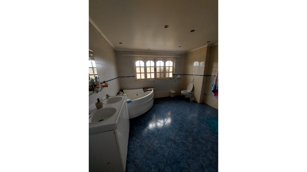 BAÑO HABITACIÓN PRINCIPAL (PRIMER PISO)